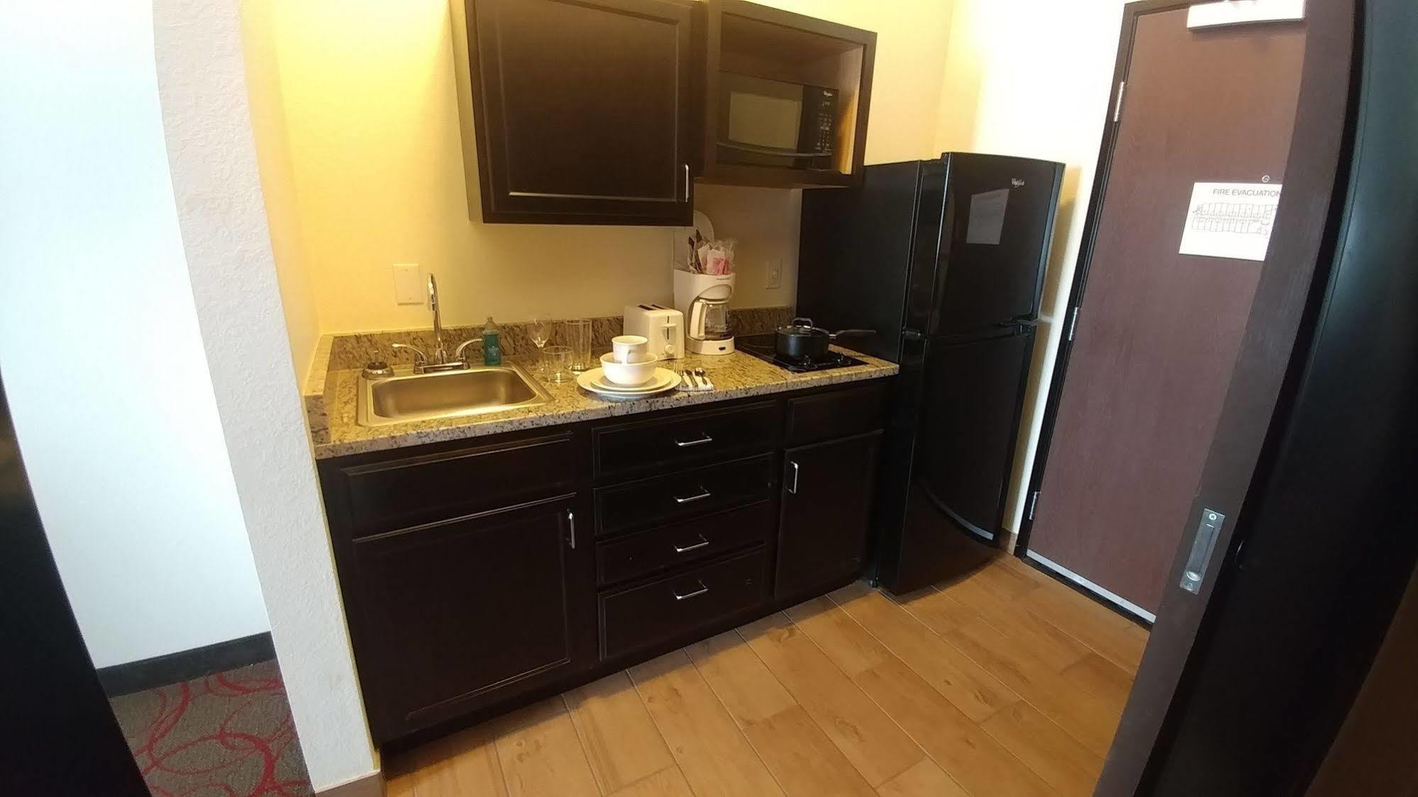 Inn At Hunters Run Watford City Esterno foto